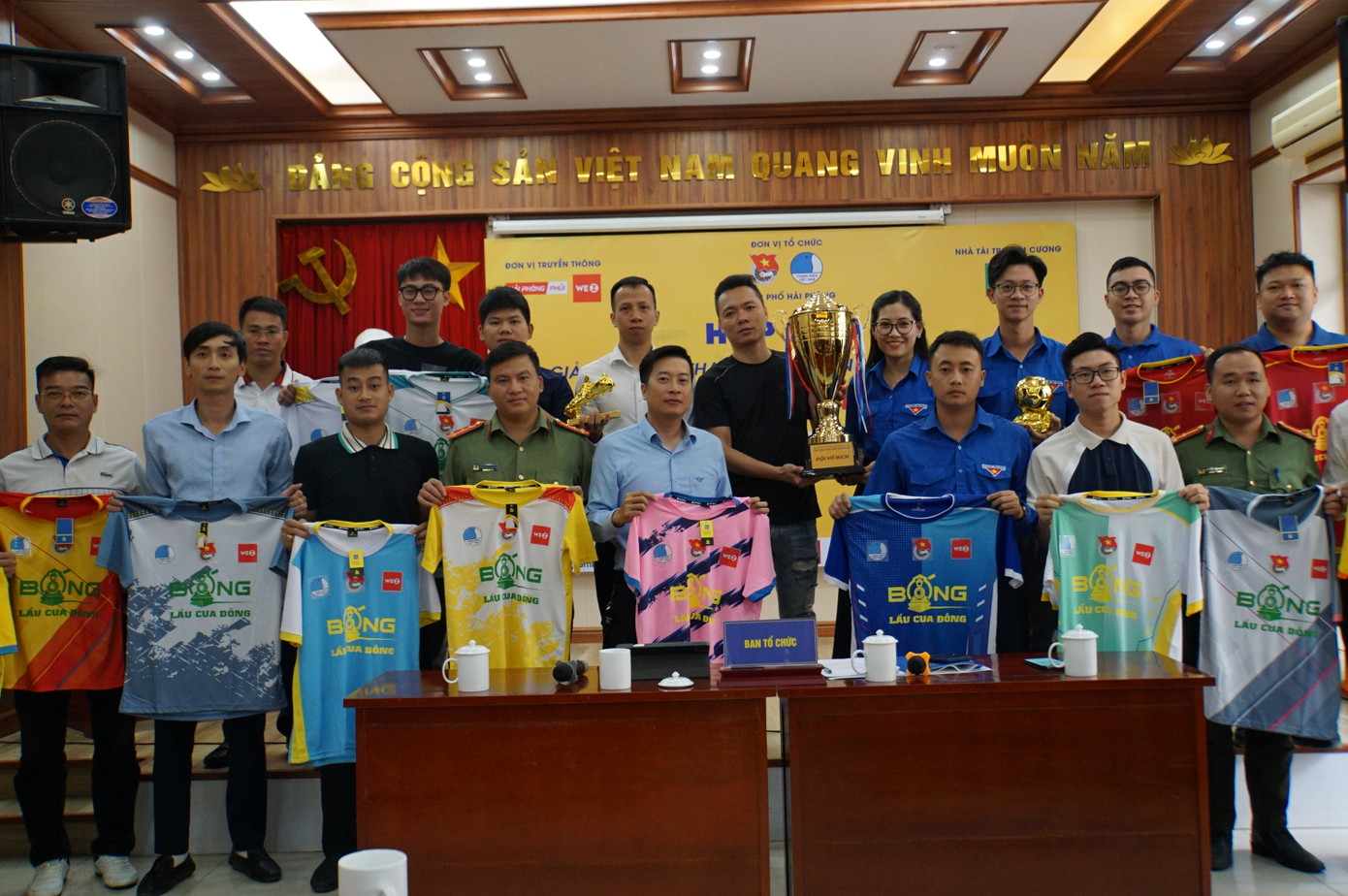 Ban Tổ chức bốc thăm chia bảng, công bố thể lệ, phát áo đấu cho 24 đội bóng thanh niên Hải Phòng tranh cup Hoa Phượng Đỏ 2023.