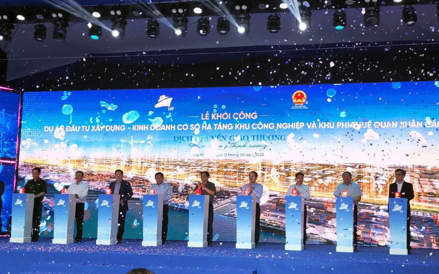 Thủ tướng Phạm Minh Chính cùng các đại biểu bấm nút khởi công dự án.