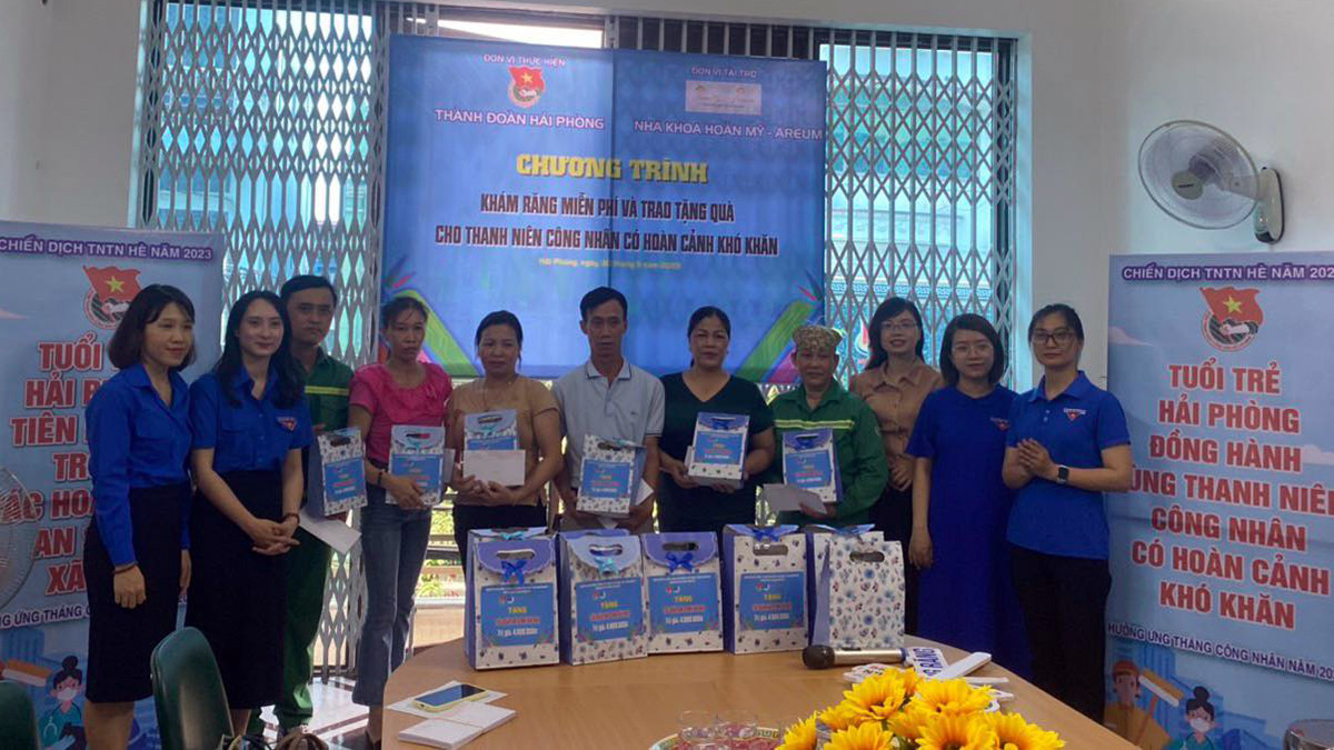 Cũng trong ngày ra quân chiến dịch tình nguyện, Thành Đoàn Hải Phòng tổ chức nhiều hoạt động như: khám bệnh, cấp phát thuốc miễn phí cho người dân có hoàn cảnh khó khăn; khởi công nhà khăn quàng đỏ; tổ chức hoạt động đạp xe công nghệ tuyên truyền về trật tự an toàn giao thông; ra mắt mô hình tuyến đường phố 4.0; kết nạp đảng viên mới; ra mắt công trình thanh niên chuyển đổi số trong quảng bá di tích lịch sử văn hóa tại đình Lạc Viên. Cũng trong ngày ra quân chiến dịch tình nguyện, Thành Đoàn Hải Phòng tổ chức nhiều hoạt động như: khám bệnh, cấp phát thuốc miễn phí cho người dân có hoàn cảnh khó khăn; khởi công nhà khăn quàng đỏ; tổ chức hoạt động đạp xe công nghệ tuyên truyền về trật tự an toàn giao thông; ra mắt mô hình tuyến đường phố 4.0; kết nạp đảng viên mới; ra mắt công trình thanh niên chuyển đổi số trong quảng bá di tích lịch sử văn hóa tại đình Lạc Viên.