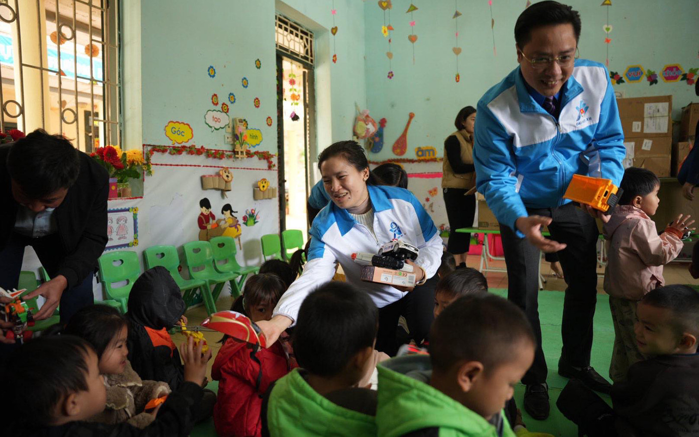 Đoàn công tác cũng tổ chức tặng 505 bộ đồng phục, 200 bộ đồ dùng học tập, 25 thùng đồ chơi cho các em học sinh, thiếu nhi.