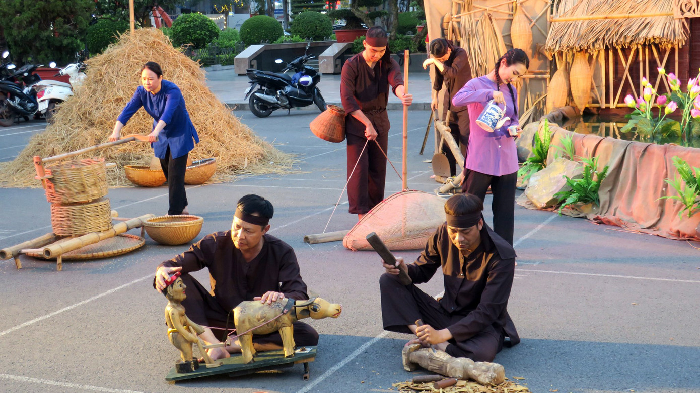 Các vở diễn múa rối mô tả lại cuộc sống, văn hóa và con người Việt tại các làng quê truyền thống. Các vở diễn múa rối mô tả lại cuộc sống, văn hóa và con người Việt tại các làng quê truyền thống.