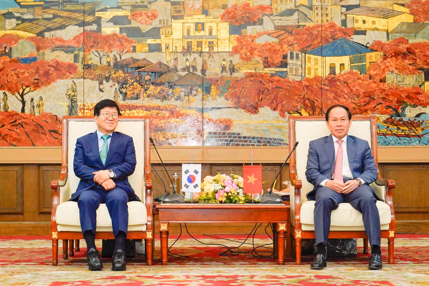 Ông Lê Tiến Châu và ông Park Byeong-Seug trong buổi tiếp và làm việc tại Hải Phòng.