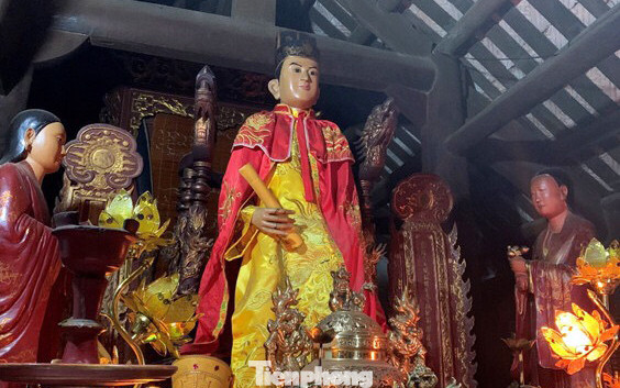 Pho tượng Đức Linh Lang Đại Vương có thể đứng lên ngồi xuống. Pho tượng Đức Linh Lang Đại Vương có thể đứng lên ngồi xuống.