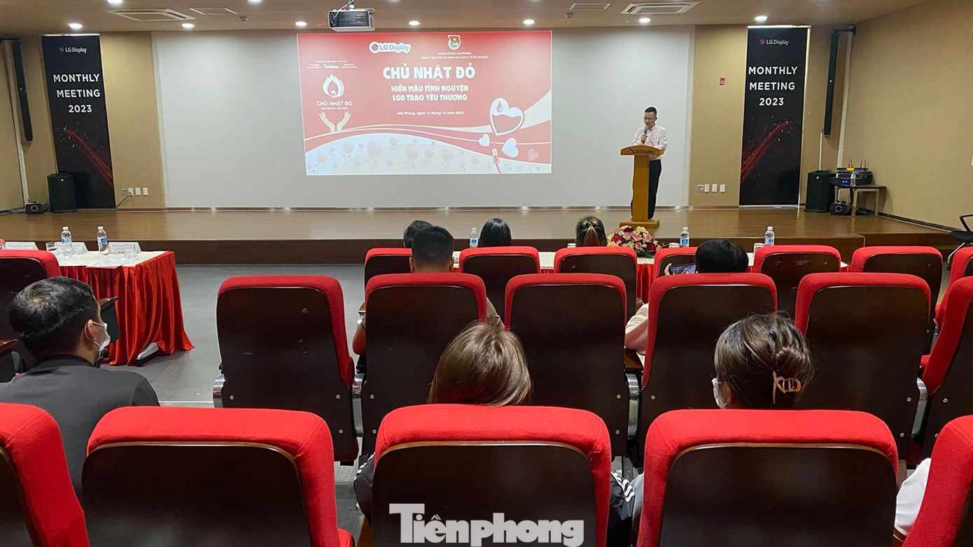 Sáng 14/12, Báo Tiền Phong phối hợp với Đoàn TNCS Hồ Chí Minh Khu Kinh tế Hải Phòng và Công ty TNHH LG Display Việt Nam tổ chức ngày Chủ Nhật Đỏ "Hiến máu tình nguyện - LGD trao yêu thương" tại Công ty TNHH LG Display Việt Nam Hải Phòng, thuộc KCN Tràng Duệ, huyện An Dương, TP Hải Phòng. Chủ Nhật Đỏ lần thứ XVI năm 2024 do Báo Tiền Phong chủ trì phối hợp với Ủy ban An toàn giao thông Quốc gia, Viện Huyết học - Truyền máu Trung ương và các tỉnh thành phố, đơn vị... tổ chức. Sáng 14/12, Báo Tiền Phong phối hợp với Đoàn TNCS Hồ Chí Minh Khu Kinh tế Hải Phòng và Công ty TNHH LG Display Việt Nam tổ chức ngày Chủ Nhật Đỏ "Hiến máu tình nguyện - LGD trao yêu thương" tại Công ty TNHH LG Display Việt Nam Hải Phòng, thuộc KCN Tràng Duệ, huyện An Dương, TP Hải Phòng. Chủ Nhật Đỏ lần thứ XVI năm 2024 do Báo Tiền Phong chủ trì phối hợp với Ủy ban An toàn giao thông Quốc gia, Viện Huyết học - Truyền máu Trung ương và các tỉnh thành phố, đơn vị... tổ chức.