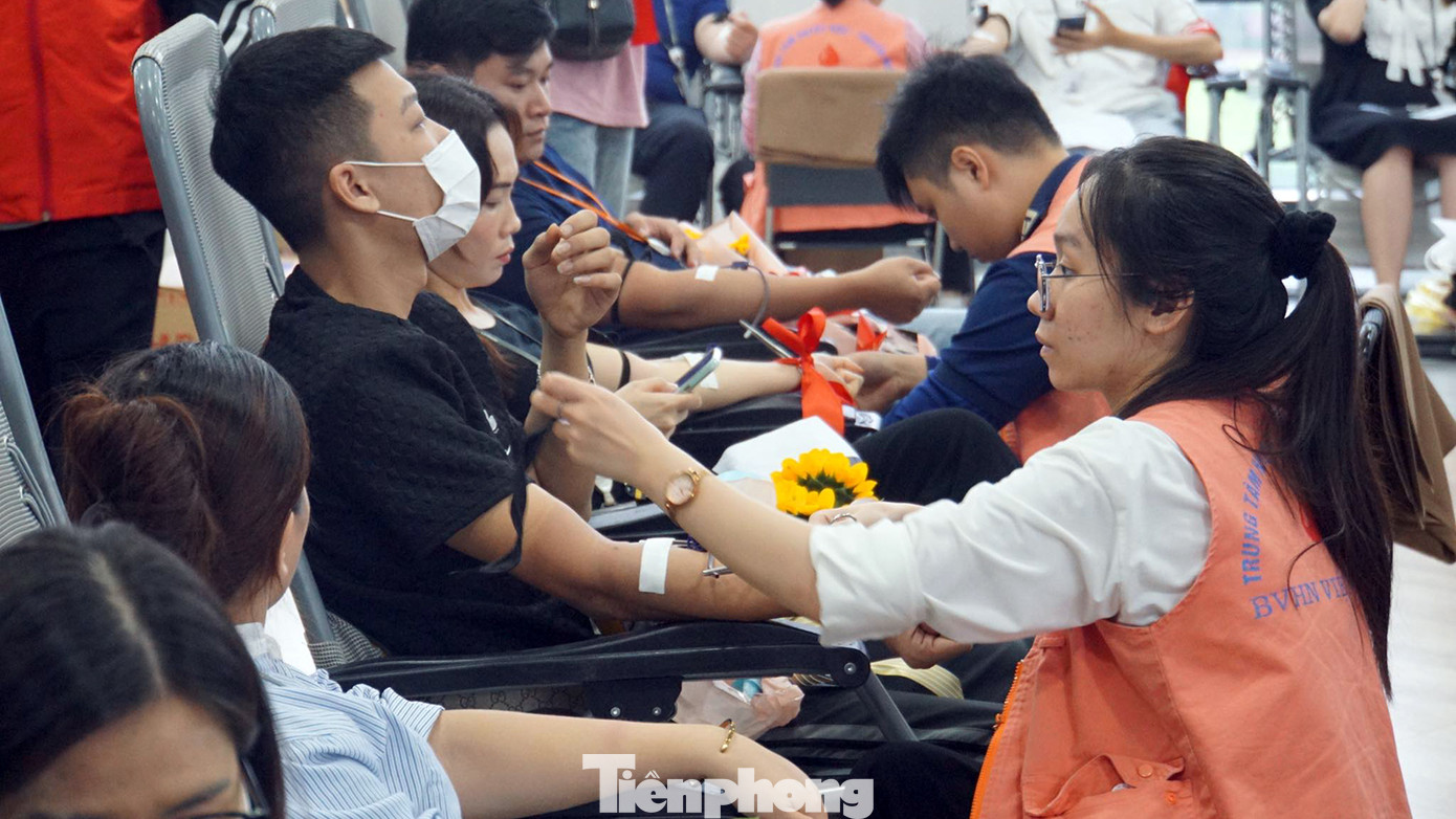 Anh Công (công nhân) chia sẻ, hoạt động được tổ chức ngay tại công ty nên rất thuận lợi cho lao động, công nhân tới hiến máu. Sau khi hiến máu, mọi người có thời gian nghỉ ngơi, thư giãn rồi trở về văn phòng, nhà máy làm việc. Anh Công (công nhân) chia sẻ, hoạt động được tổ chức ngay tại công ty nên rất thuận lợi cho lao động, công nhân tới hiến máu. Sau khi hiến máu, mọi người có thời gian nghỉ ngơi, thư giãn rồi trở về văn phòng, nhà máy làm việc.