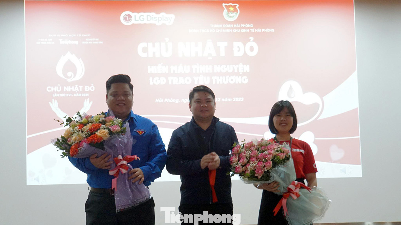 Nhân dịp này, Ban tổ chức đã tặng kỷ niệm chương, hoa cho các đơn vị, cá nhân có thành tích tốt trong tổ chức, vận động tình nguyện viên hiến máu tình nguyện. Nhân dịp này, Ban tổ chức đã tặng kỷ niệm chương, hoa cho các đơn vị, cá nhân có thành tích tốt trong tổ chức, vận động tình nguyện viên hiến máu tình nguyện.