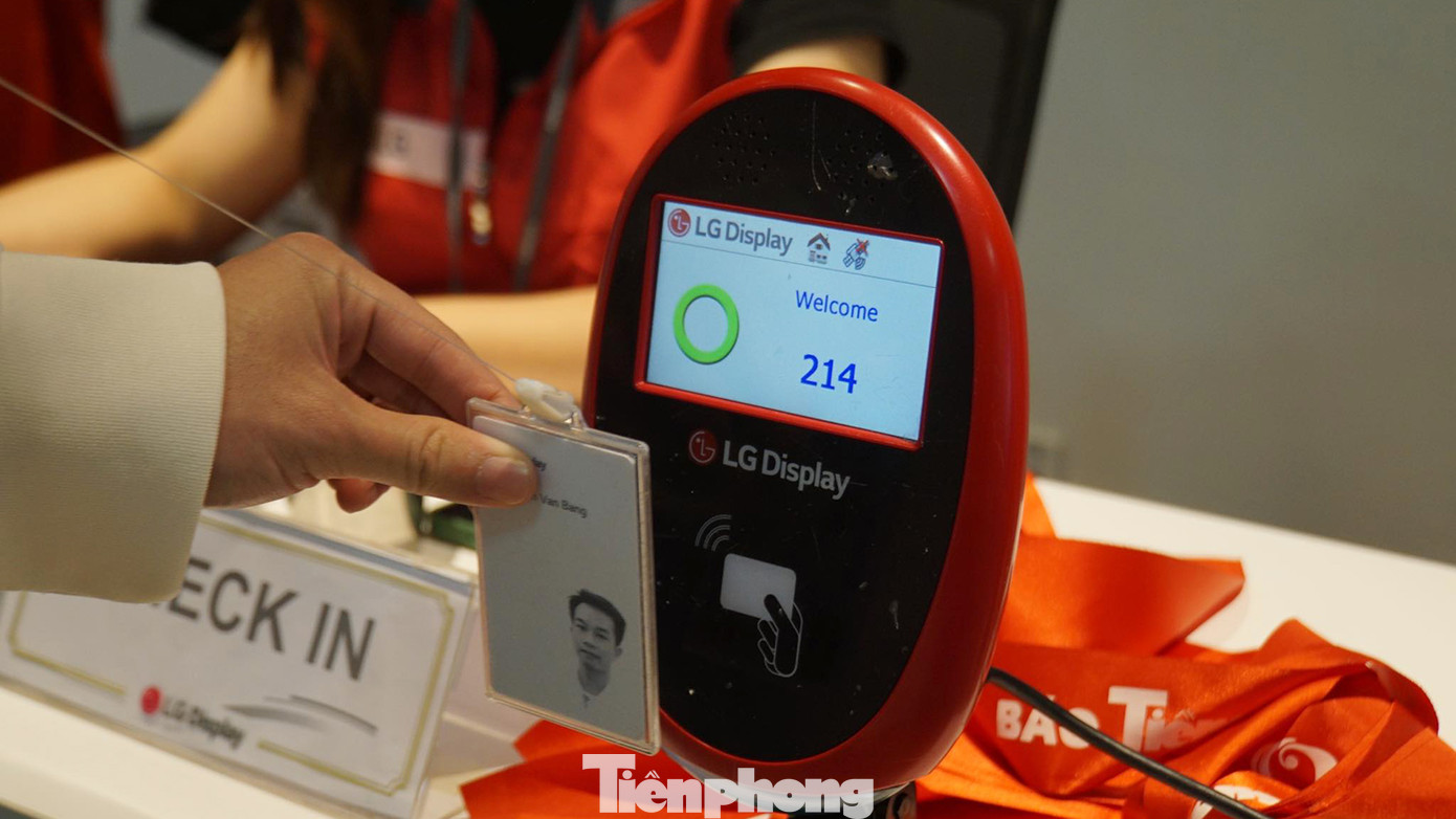 Với thủ tục rất nhanh gọn được hỗ trợ từ các thiết bị thông minh, hàng trăm công nhân nhanh chóng hoàn tất thủ tục hiến máu, không phải xếp hàng, chờ đợi. Với thủ tục rất nhanh gọn được hỗ trợ từ các thiết bị thông minh, hàng trăm công nhân nhanh chóng hoàn tất thủ tục hiến máu, không phải xếp hàng, chờ đợi.