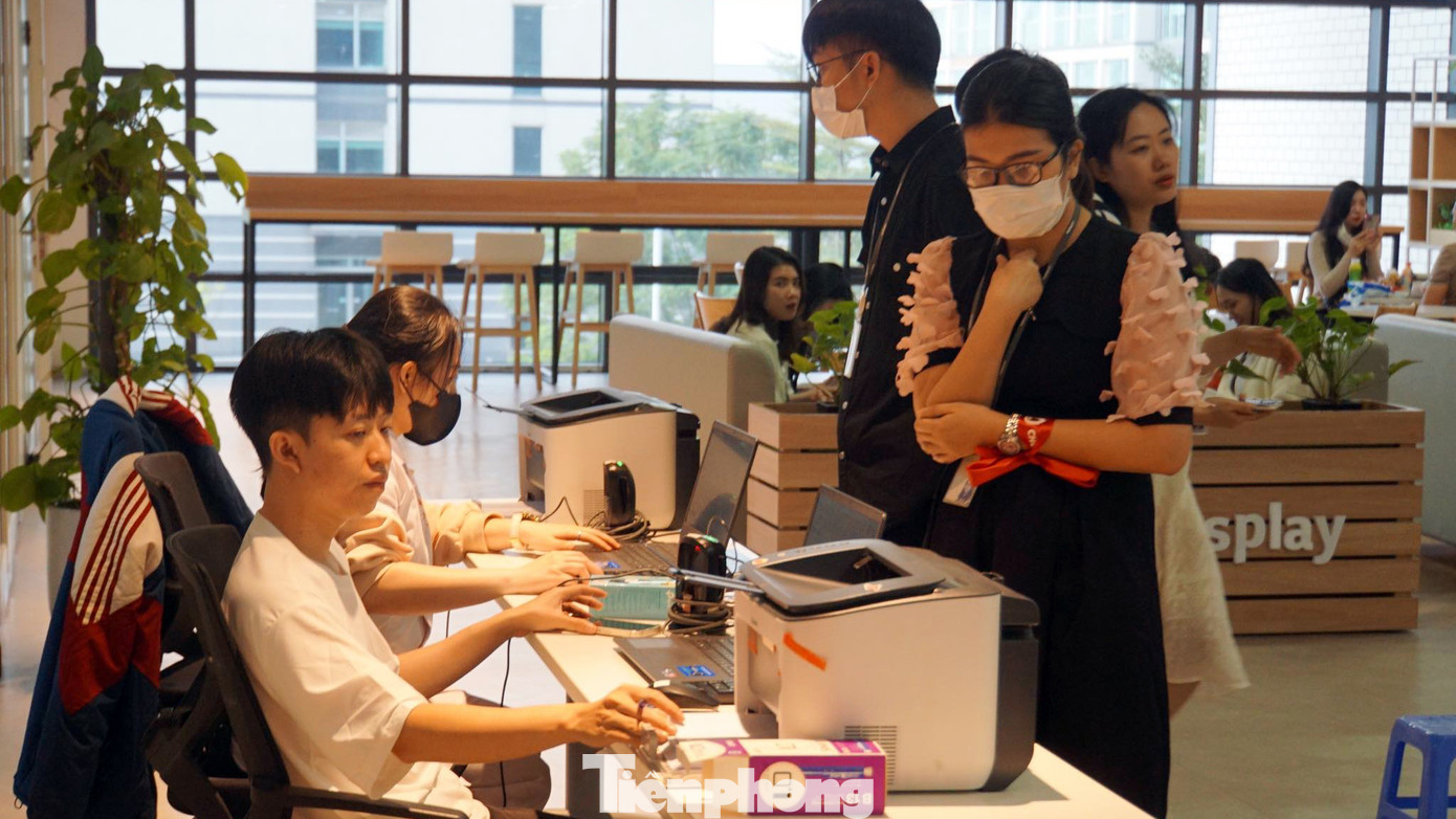 Từ sớm, hàng trăm công nhân, các bạn trẻ tại Công ty TNHH LG Display Việt Nam Hải Phòng tới đăng ký hiến máu. LG Display là doanh nghiệp nước ngoài có vốn đầu tư lớn nhất tại Hải Phòng với khoảng 30.000 công nhân viên, lao động. Đây là lần thứ 2 trong năm 2023 công ty này tổ chức hiến máu tình nguyện. Từ sớm, hàng trăm công nhân, các bạn trẻ tại Công ty TNHH LG Display Việt Nam Hải Phòng tới đăng ký hiến máu. LG Display là doanh nghiệp nước ngoài có vốn đầu tư lớn nhất tại Hải Phòng với khoảng 30.000 công nhân viên, lao động. Đây là lần thứ 2 trong năm 2023 công ty này tổ chức hiến máu tình nguyện.