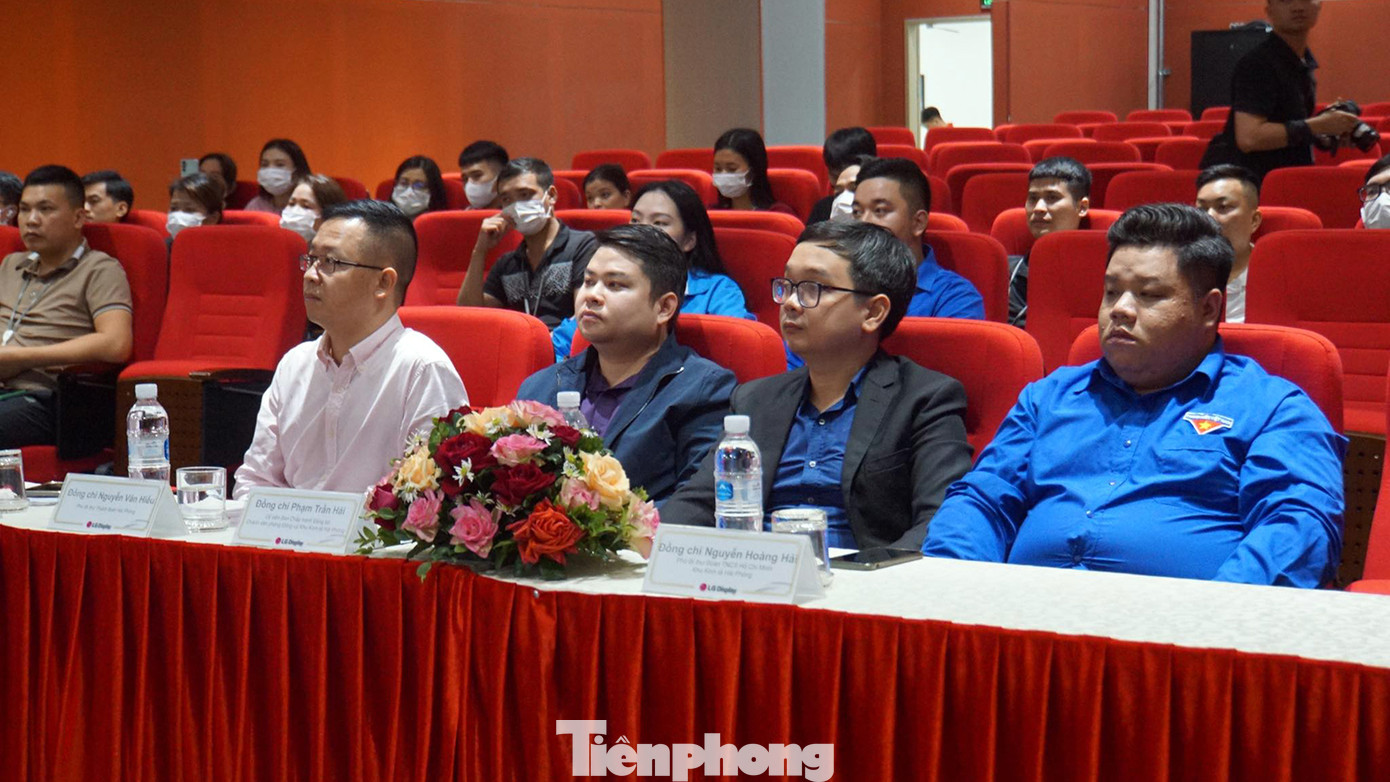 Dự ngày hội có anh Nguyễn Văn Hiếu - Phó Bí thư Thành Đoàn Hải Phòng, ông Phạm Trần Hải - Chánh Văn phòng Đảng ủy Khu Kinh tế, bà Nguyễn Thị Kim Anh - Phòng Đối ngoại, Công ty LG Display, nhà báo Lê Minh Tuấn - Phó Chủ tịch Công đoàn cơ quan T.Ư Đoàn, Chủ tịch Công đoàn Báo Tiền Phong và hàng trăm bạn trẻ, công nhân làm việc tại Công ty TNHH LG Display Việt Nam Hải Phòng. Dự ngày hội có anh Nguyễn Văn Hiếu - Phó Bí thư Thành Đoàn Hải Phòng, ông Phạm Trần Hải - Chánh Văn phòng Đảng ủy Khu Kinh tế, bà Nguyễn Thị Kim Anh - Phòng Đối ngoại, Công ty LG Display, nhà báo Lê Minh Tuấn - Phó Chủ tịch Công đoàn cơ quan T.Ư Đoàn, Chủ tịch Công đoàn Báo Tiền Phong và hàng trăm bạn trẻ, công nhân làm việc tại Công ty TNHH LG Display Việt Nam Hải Phòng.