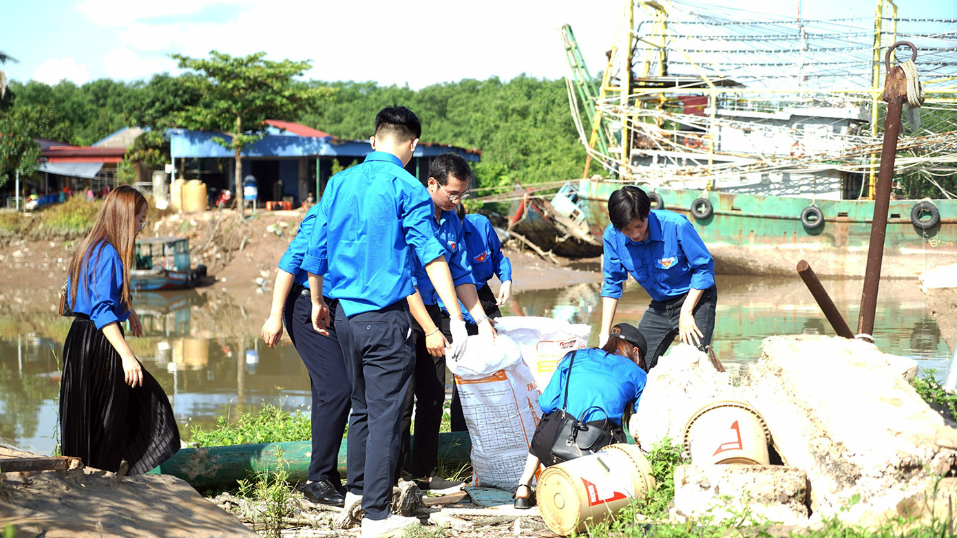 Các đoàn viên thanh niên dọn sạch biển tại xã Lập Lễ, huyện Thủy Nguyên, TP Hải Phòng.