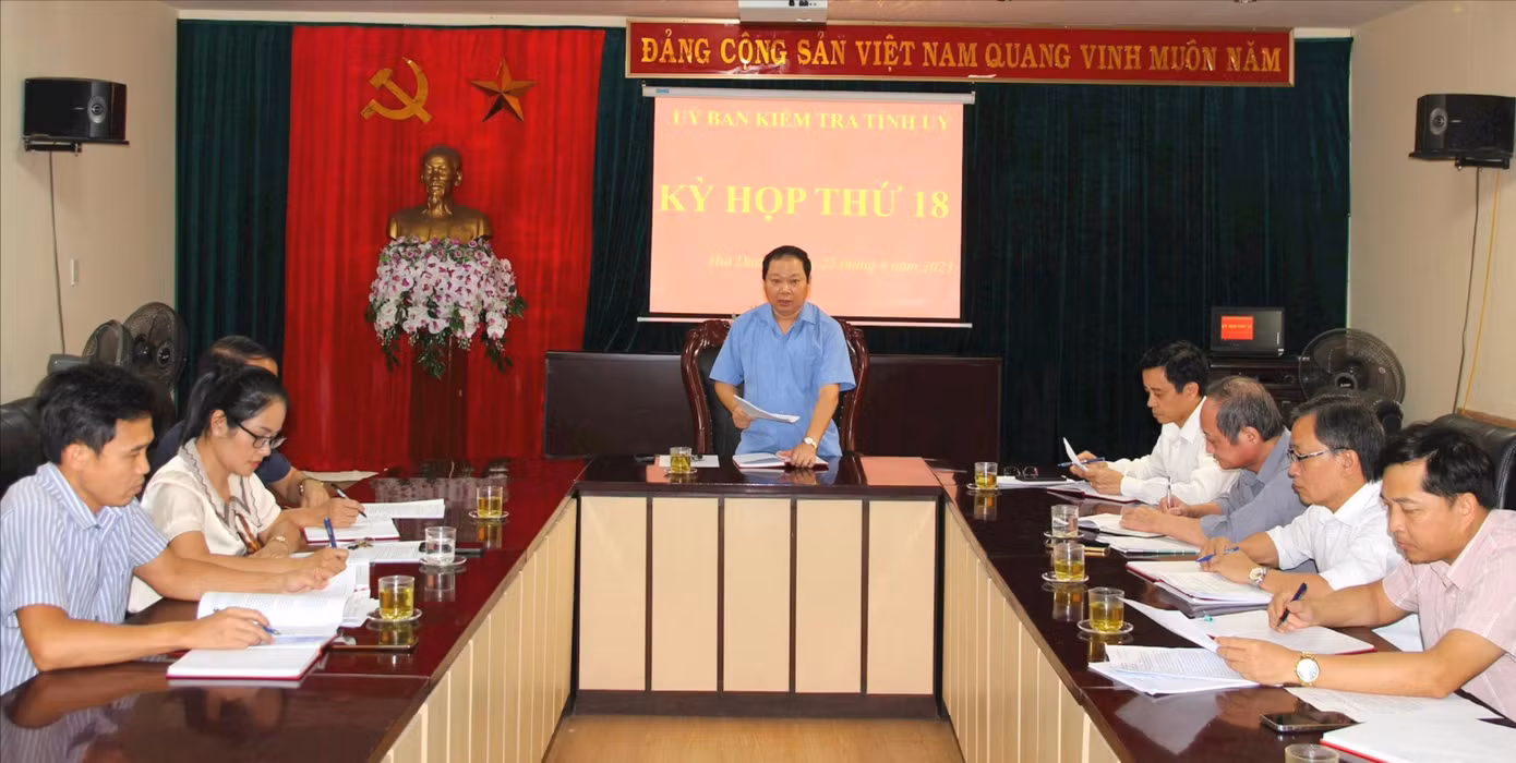 Ông Vũ Hồng Hiên - Chủ nhiệm UBKT Tỉnh ủy Hải Dương chủ trì kỳ họp thứ 18. Ảnh: Báo Hải Dương Ông Vũ Hồng Hiên - Chủ nhiệm UBKT Tỉnh ủy Hải Dương chủ trì kỳ họp thứ 18. Ảnh: Báo Hải Dương