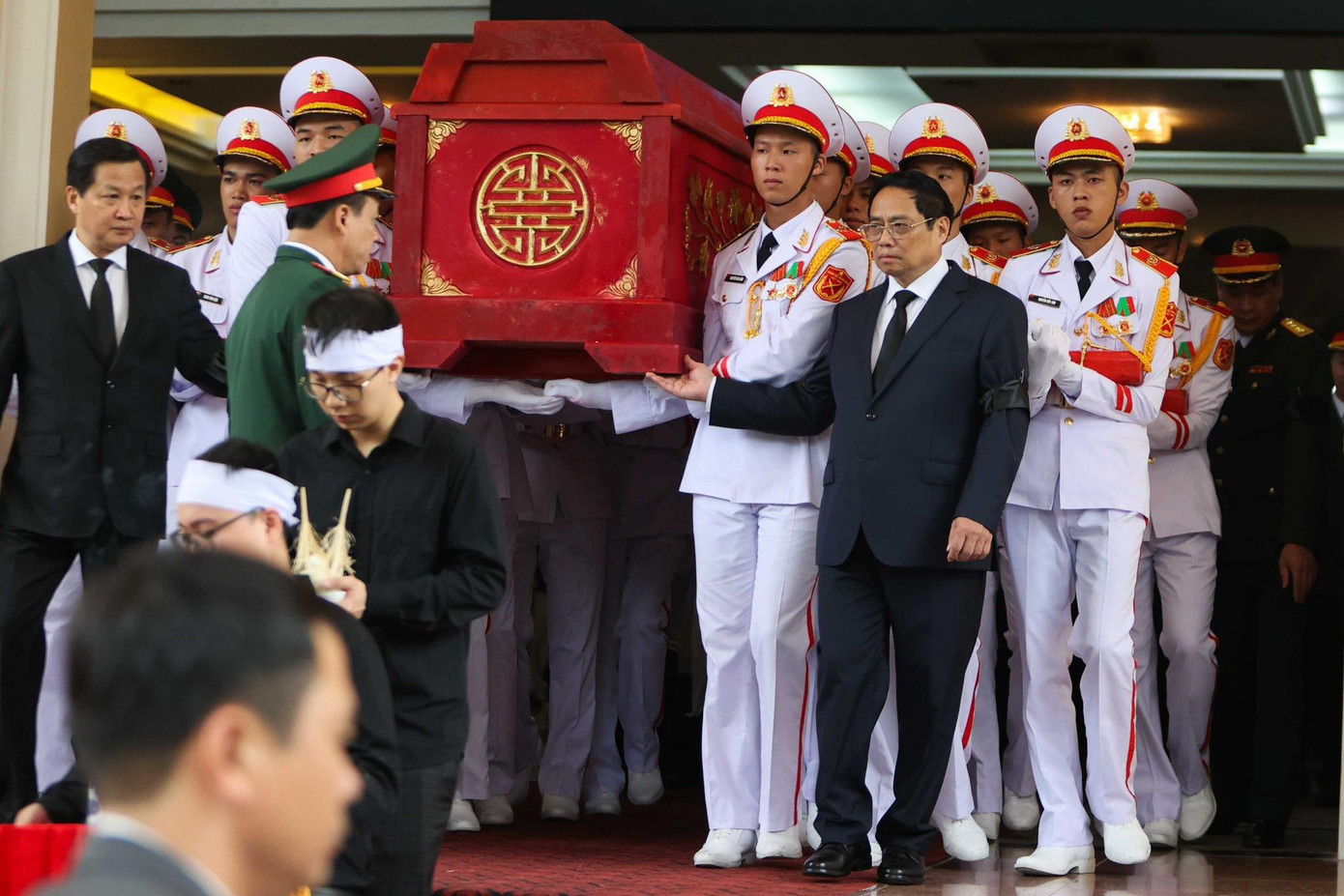 Thủ tướng Phạm Minh Chính, Phó Thủ tướng Lê Minh Khái đưa linh cữu Phó Thủ tướng Lê Văn Thành lên linh xa về an nghỉ tại nghĩa trang quê nhà.