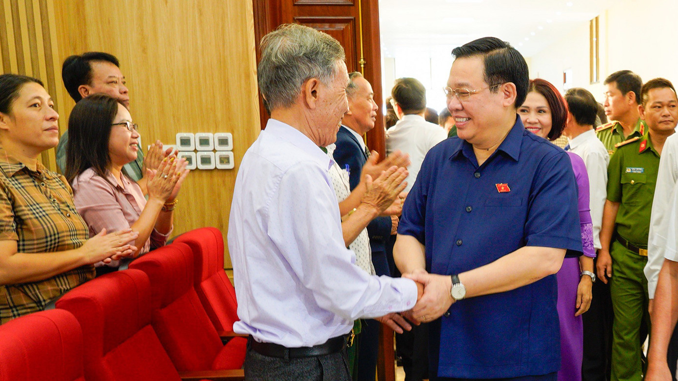 Chủ tịch Quốc hội Vương Đình Huệ tiếp xúc cử tri tại quận Đồ Sơn, TP Hải Phòng ngày 14/10. Chủ tịch Quốc hội Vương Đình Huệ tiếp xúc cử tri tại quận Đồ Sơn, TP Hải Phòng ngày 14/10.