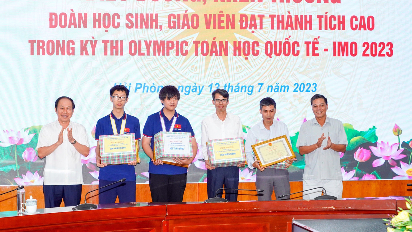 Ông Lê Tiến Châu - Bí thư Thành ủy, ông Nguyễn Văn Tùng - Chủ tịch UBND TP Hải Phòng trao bằng khen, tiền thưởng cho học sinh, giáo viên đạt giải cao trong kỳ thi Olympic Toán quốc tế 2023. Ông Lê Tiến Châu - Bí thư Thành ủy, ông Nguyễn Văn Tùng - Chủ tịch UBND TP Hải Phòng trao bằng khen, tiền thưởng cho học sinh, giáo viên đạt giải cao trong kỳ thi Olympic Toán quốc tế 2023.