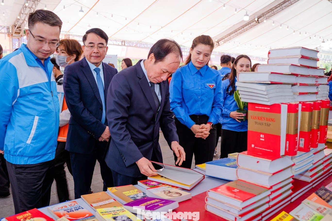 Dự buổi lễ có ông Lê Tiến Châu - Bí thư Thành ủy Hải Phòng; anh Nguyễn Tường Lâm - Bí thư Trung ương Đoàn; ông Lê Trí Vũ - Ủy viên Ban Thường vụ, Trưởng ban Dân vận; ông Lê Khắc Nam - Phó chủ tịch UBND TP Hải Phòng... cùng hàng trăm đoàn viên, bạn trẻ thành phố hoa phượng đỏ.