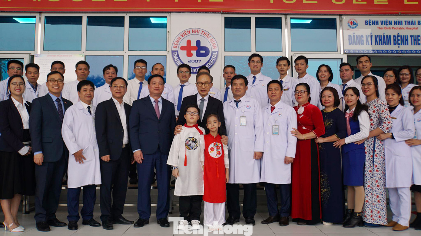 Ngài Lee Myung Bak chụp ảnh lưu niệm với lãnh đạo tỉnh, lãnh đạo, cán bộ, bác sỹ Bệnh viện Nhi tỉnh Thái Bình.