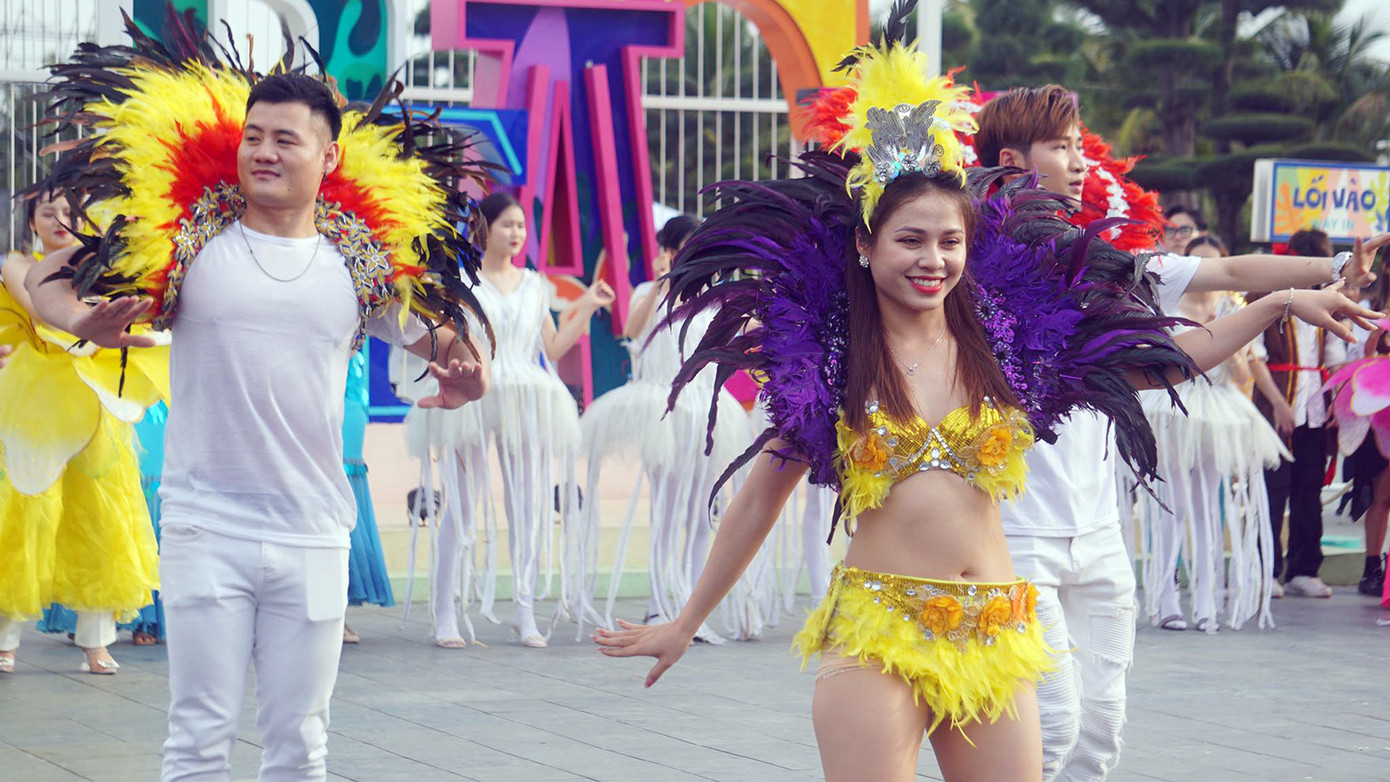 Chương trình biểu diễn nghệ thuật ngoài trời carnaval đường phố với nhiều hoạt động đa sắc màu. Các phương tiện được trang hoàng lộng lẫy theo các chủ đề thiên nhiên, biển cả, núi rừng... cùng với đoàn xe Vespa cổ tham gia diễu hành từ quảng trường 15/5 đi dọc các tuyến phố ra các bãi tắm. Tại các bãi tắm, công viên, các vũ công trình diễn các vũ điệu rực rỡ, sôi động phục vụ du khách.