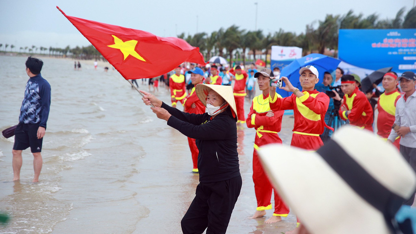Dọc các bãi biển tại quận Đồ Sơn, người dân và du khách hò reo, náo nhiệt cổ vũ các đội thi đấu các trò chơi dân gian.