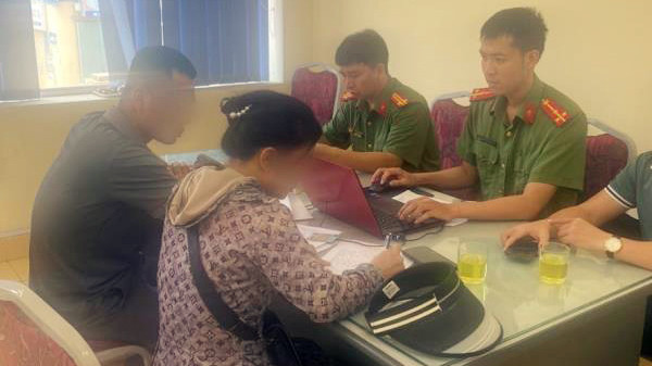 Công an huyện An Dương làm việc với người phụ nữ tung tin sai sự thật.