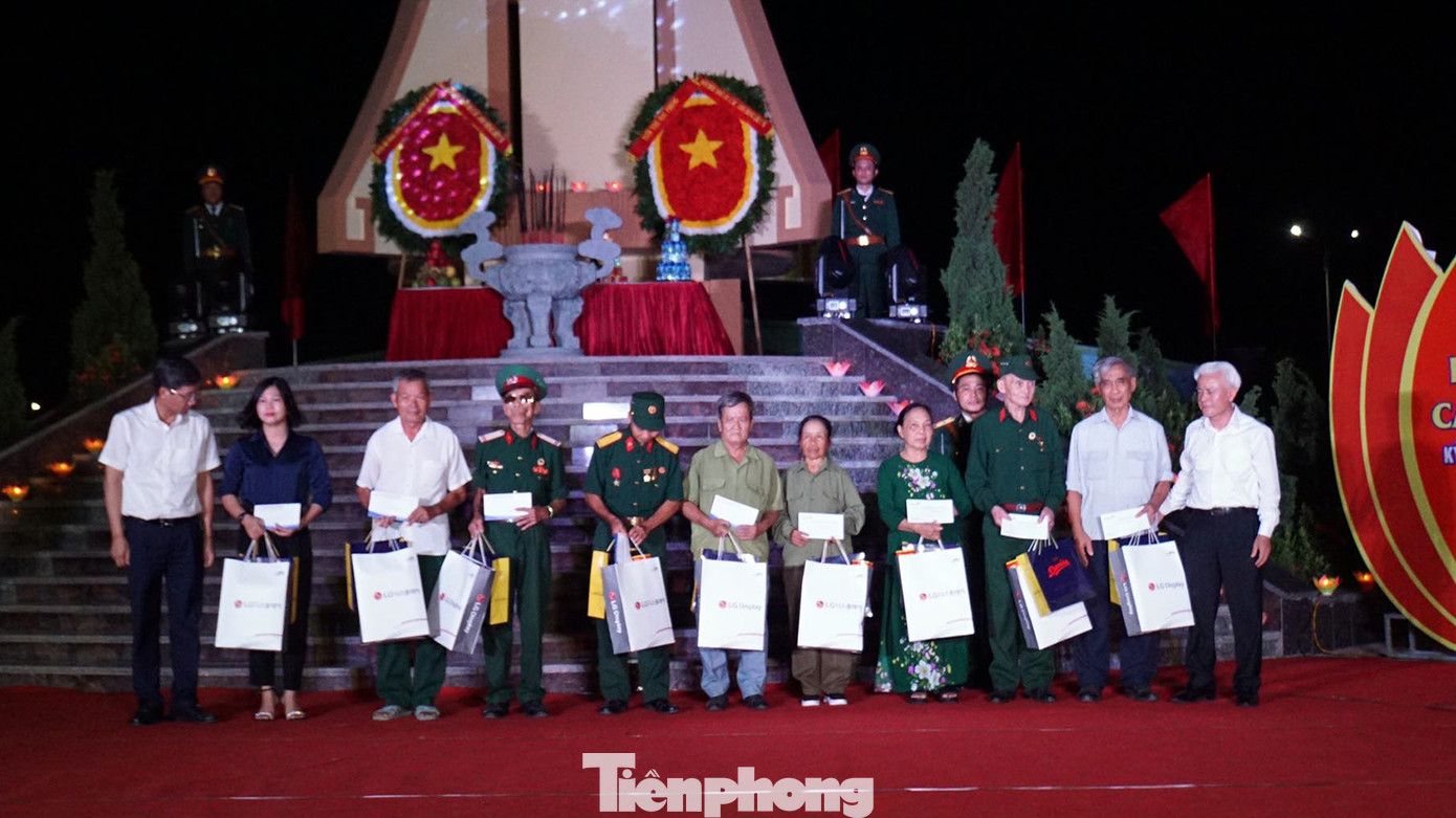 Các đơn vị, tổ chức tặng quà cho các thương binh, gia đình chính sách, người có công. Các đơn vị, tổ chức tặng quà cho các thương binh, gia đình chính sách, người có công.