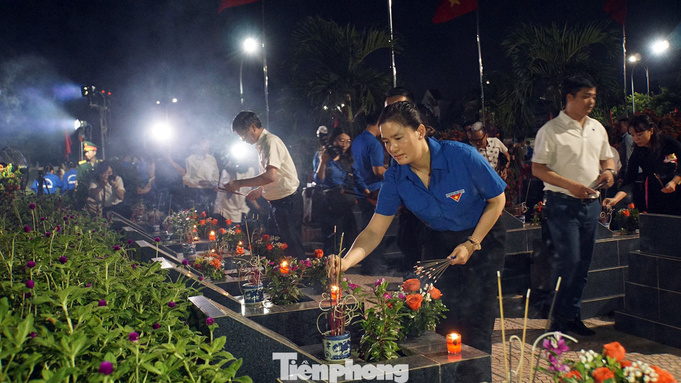 Các đại biểu, đoàn viên thanh niên Hải Phòng thắp hương tưởng nhớ các anh hùng liệt sĩ. Các đại biểu, đoàn viên thanh niên Hải Phòng thắp hương tưởng nhớ các anh hùng liệt sĩ.