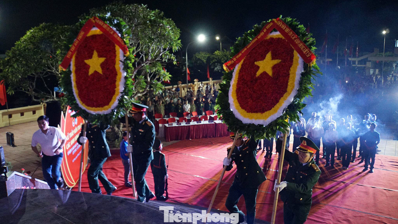 Đoàn đại biểu dâng hương tri ân các anh hùng liệt sĩ tại nghĩa trang liệt sĩ Đặng Cương, huyện An Dương. Đoàn đại biểu dâng hương tri ân các anh hùng liệt sĩ tại nghĩa trang liệt sĩ Đặng Cương, huyện An Dương.