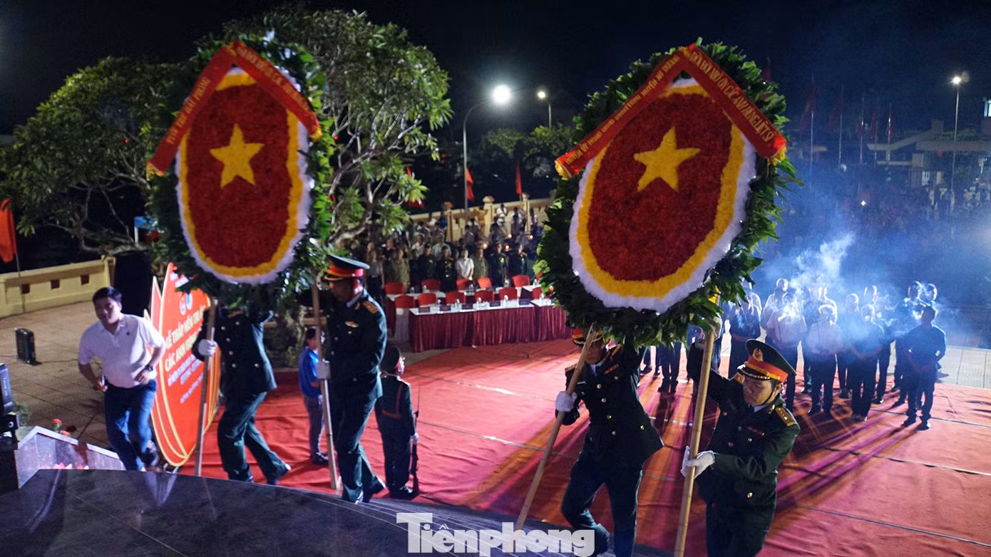Đoàn đại biểu dâng hương tri ân các anh hùng liệt sĩ tại nghĩa trang liệt sĩ Đặng Cương, huyện An Dương.