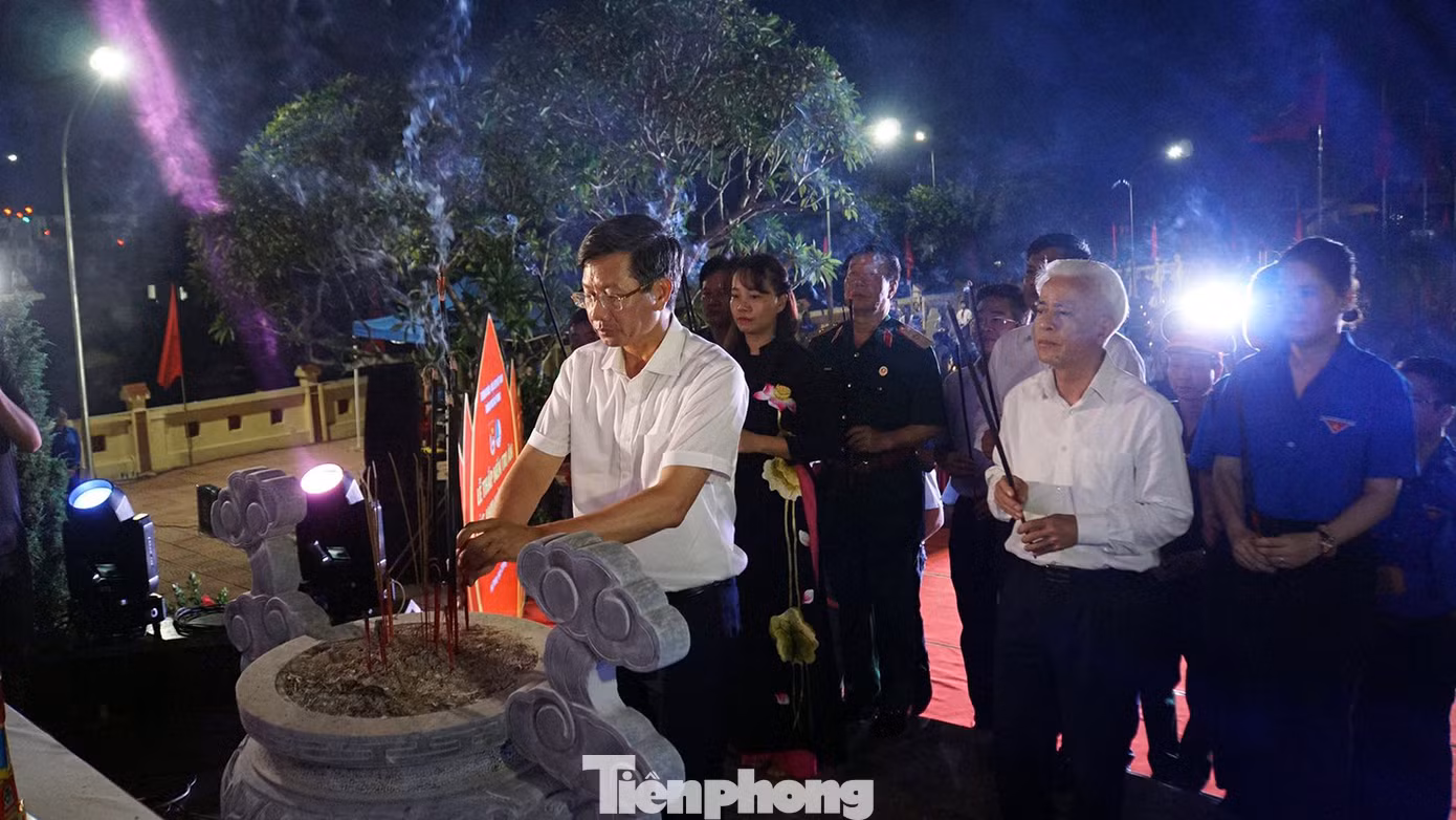 Ông Lê Anh Quân - Phó Chủ tịch UBND TP Hải Phòng dẫn đầu đoàn đại biểu dâng hương tại buổi lễ tri ân.