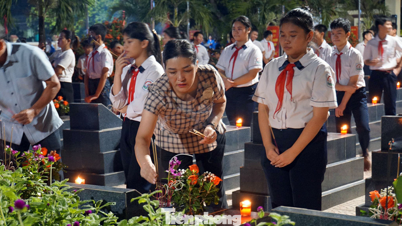 Nhiều người dân địa phương, các em thiếu niên, nhi đồng tại huyện An Dương dự thắp nến tri ân các anh hùng liệt sĩ. Nhiều người dân địa phương, các em thiếu niên, nhi đồng tại huyện An Dương dự thắp nến tri ân các anh hùng liệt sĩ.