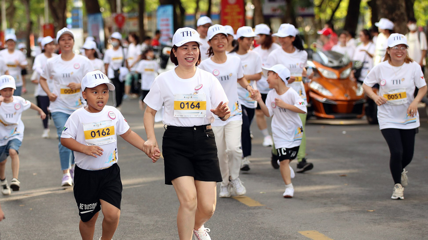 Nhiều phụ huynh, giáo viên tham gia ngày chạy cùng các em học sinh. Nhiều phụ huynh, giáo viên tham gia ngày chạy cùng các em học sinh.