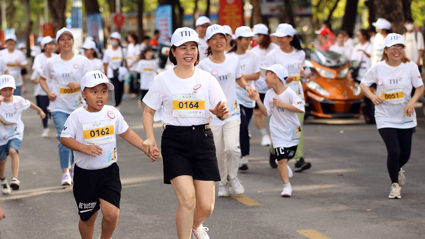 Nhiều phụ huynh, giáo viên tham gia ngày chạy cùng các em học sinh.