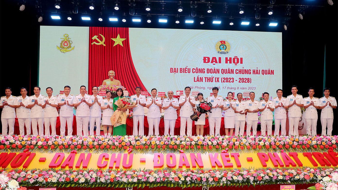 Lãnh đạo Quân chủng Hải quân tặng hoa đoàn đại biểu Công đoàn Quân chủng Hải quân dự Đại hội Công đoàn Quân đội lần thứ X. Lãnh đạo Quân chủng Hải quân tặng hoa đoàn đại biểu Công đoàn Quân chủng Hải quân dự Đại hội Công đoàn Quân đội lần thứ X.