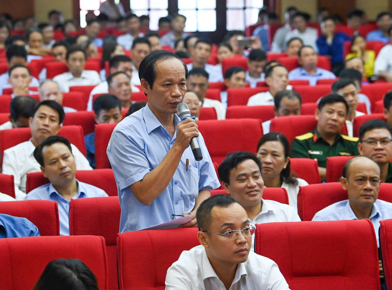 Cử tri huyện Vĩnh Bảo (TP Hải Phòng) phát biểu tại buổi tiếp xúc. Cử tri huyện Vĩnh Bảo (TP Hải Phòng) phát biểu tại buổi tiếp xúc.