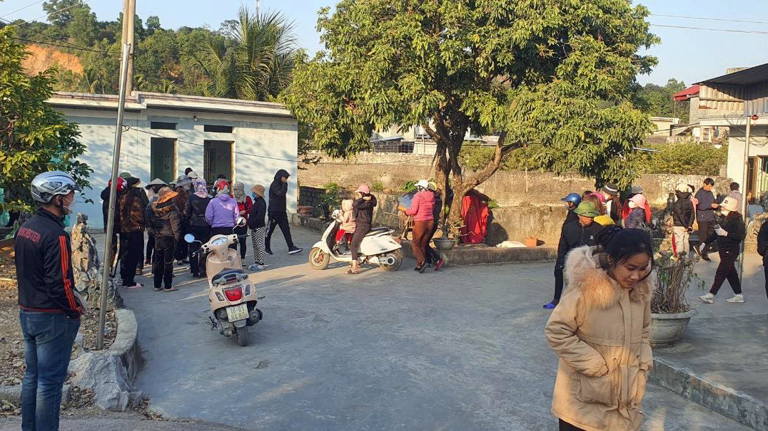 Người dân địa phương theo dõi cảnh sát thực nghiệm hiện trường vụ án xảy ra 13 năm trước. Người dân địa phương theo dõi cảnh sát thực nghiệm hiện trường vụ án xảy ra 13 năm trước.