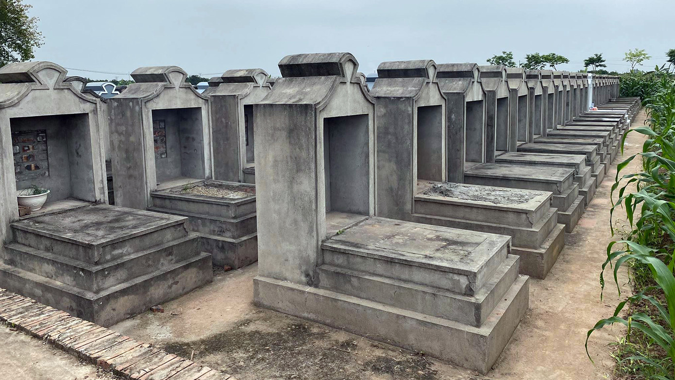 Những ngôi mộ chờ tại nghĩa trang thôn Ninh Tập, xã Đại Tập (Khoái Châu, Hưng Yên).