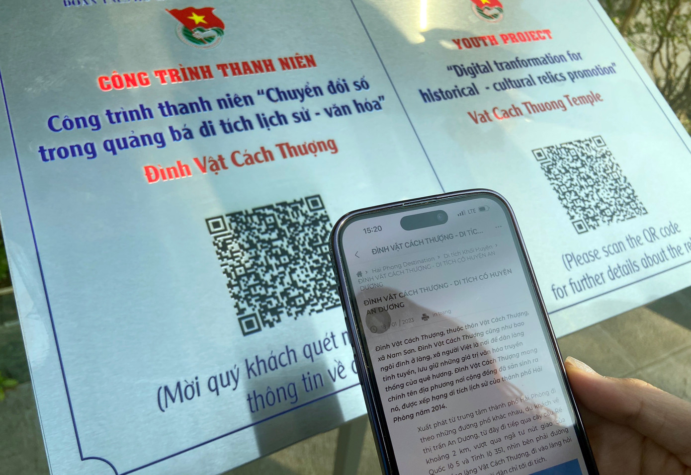 Các hình ảnh, nội dung đều được phiên dịch song ngữ Việt – Anh giúp người dân và du khách dễ dàng tìm hiểu thông tin di tích.