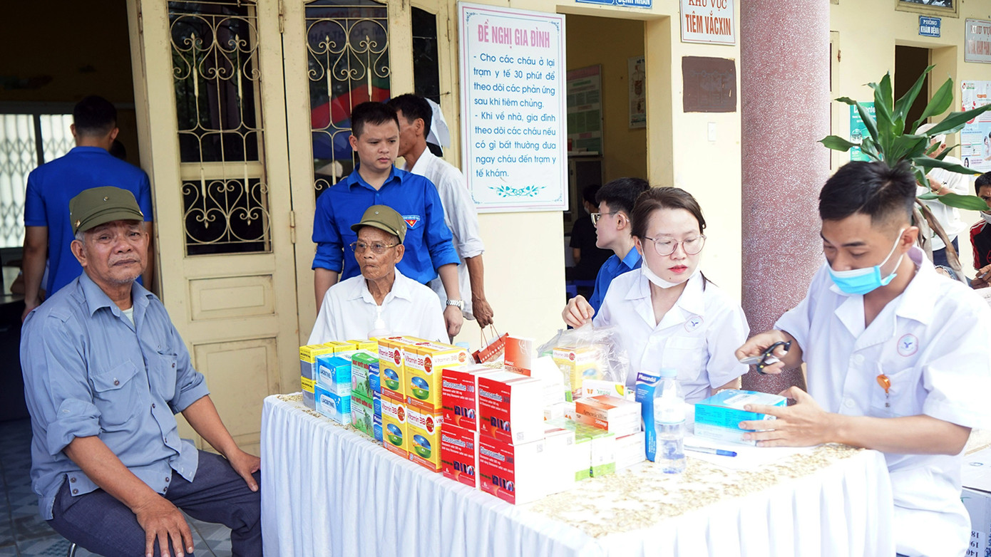 Các bác sỹ thăm khám mắt, phát thuốc miễn phí cho người cao tuổi tại huyện Thủy Nguyên.