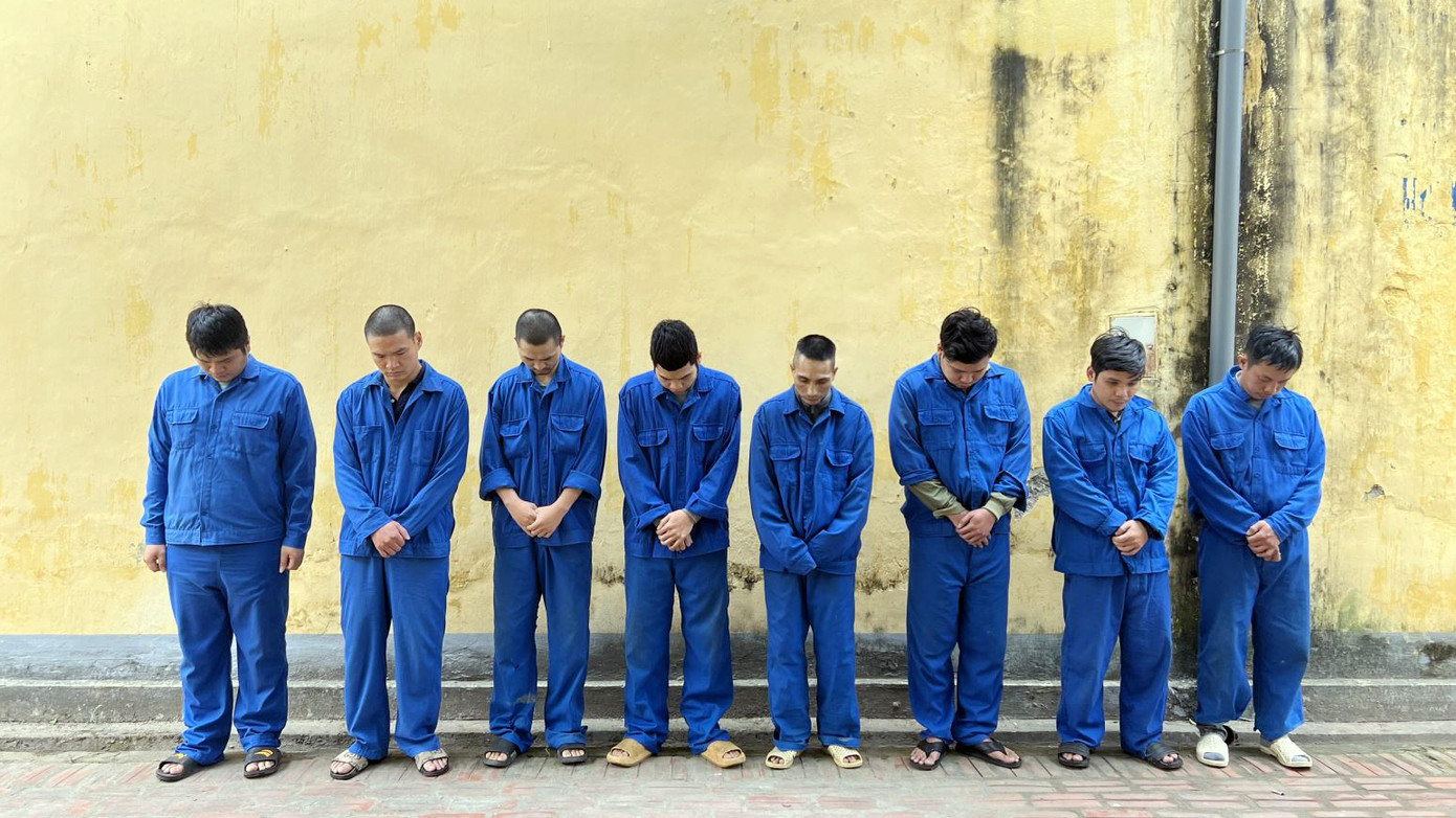 Các bị can trong đường dây lừa đảo, tổ chức đánh bạc trên mạng. Các bị can trong đường dây lừa đảo, tổ chức đánh bạc trên mạng.