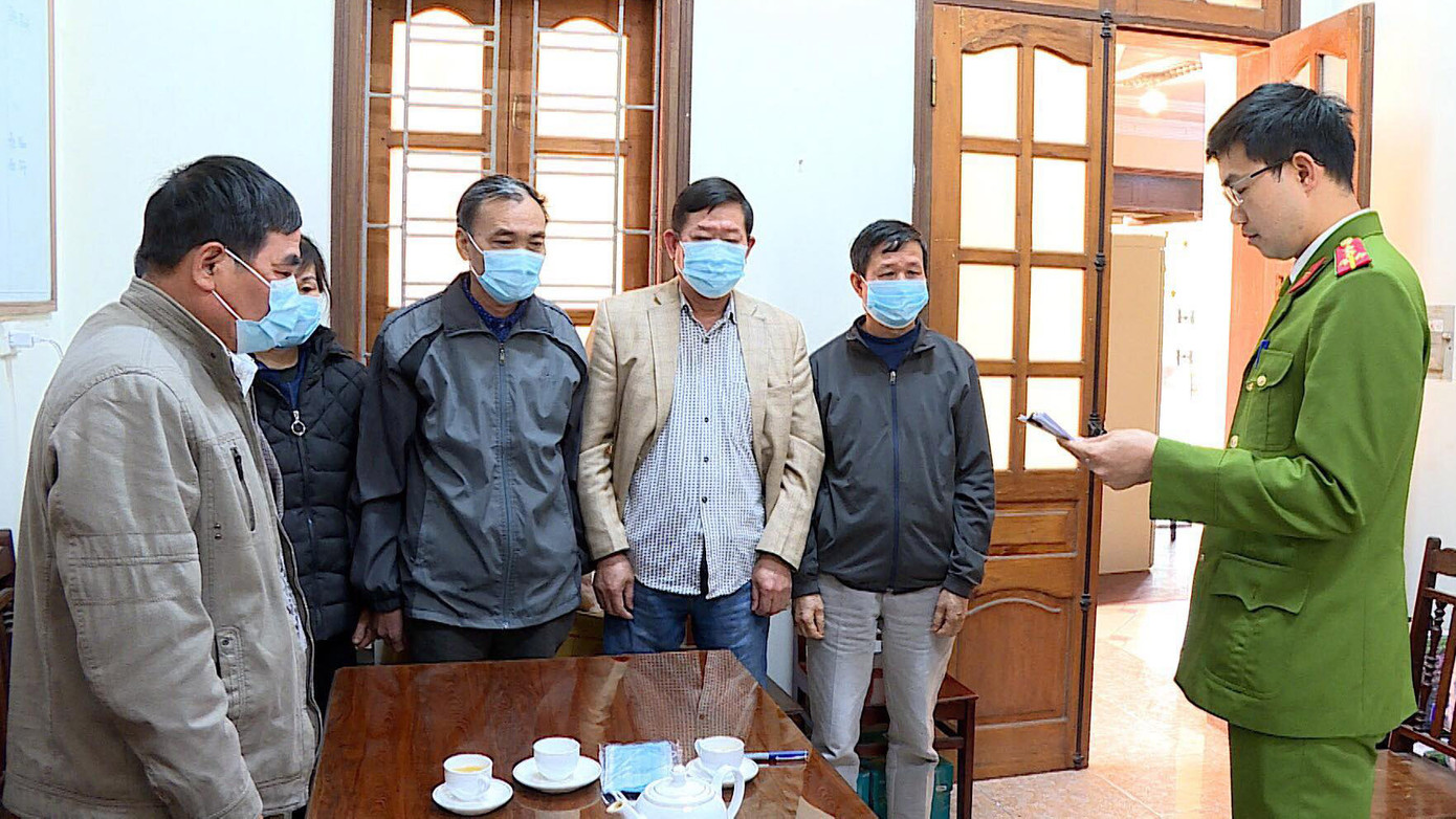 Cơ quan điều tra đọc quyết định khởi tố, lệnh bắt tạm giam và khám xét nơi ở. Cơ quan điều tra đọc quyết định khởi tố, lệnh bắt tạm giam và khám xét nơi ở.