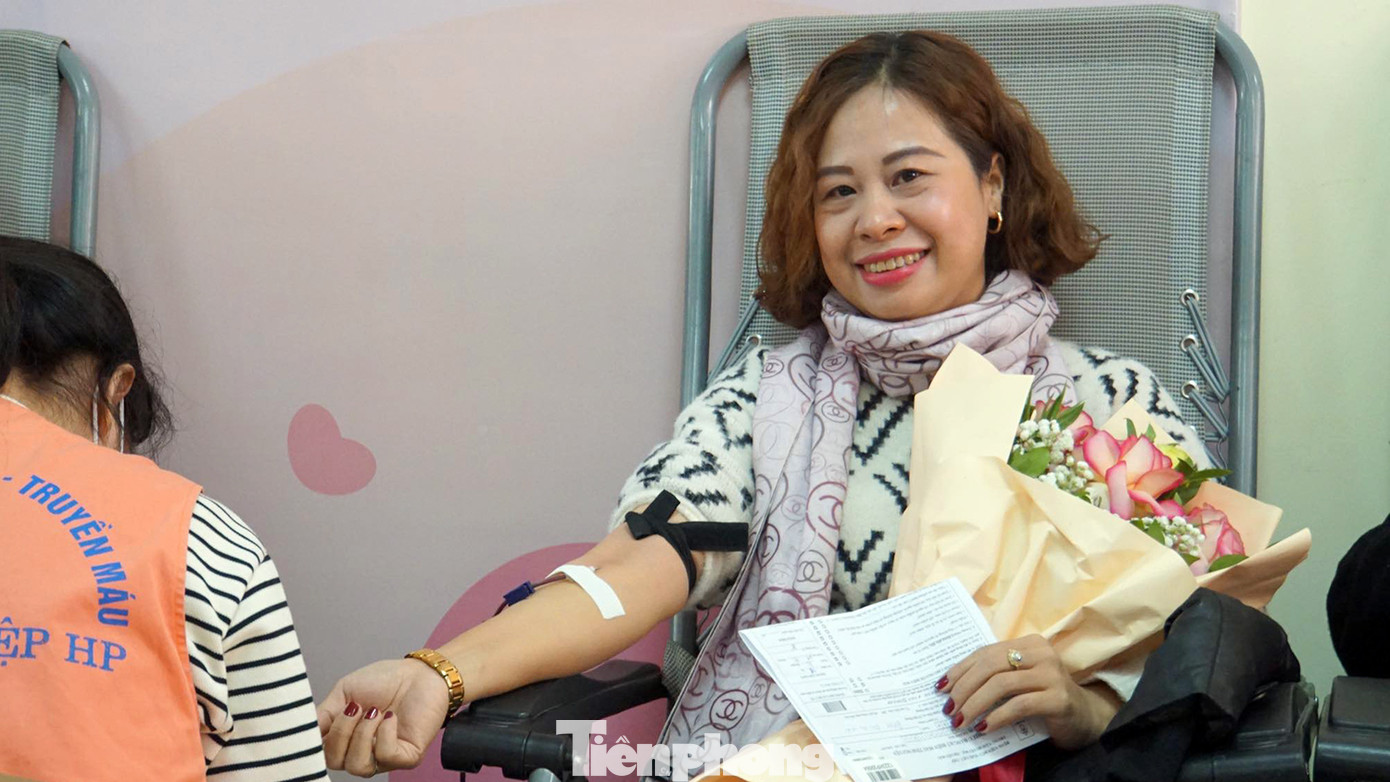 Chị Đinh Thị Thanh Hải - cán bộ Trường Đại học Hàng hải Việt Nam chia sẻ, thông qua fanpage và thông báo nhà trường chị biết đến chương trình hiến máu tình nguyện Chủ Nhật Đỏ và CLB hiến máu nhà trường, chị rủ đồng nghiệp tới tham gia hiến máu cùng các bạn trẻ, sinh viên.