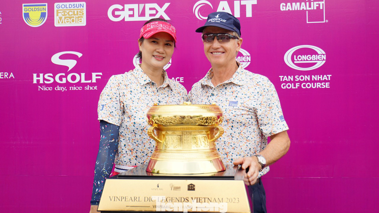 Một huyền thoại golf thế giới chụp ảnh cùng chiếc cup Vinpearl DIC Legends Việt Nam 2023.