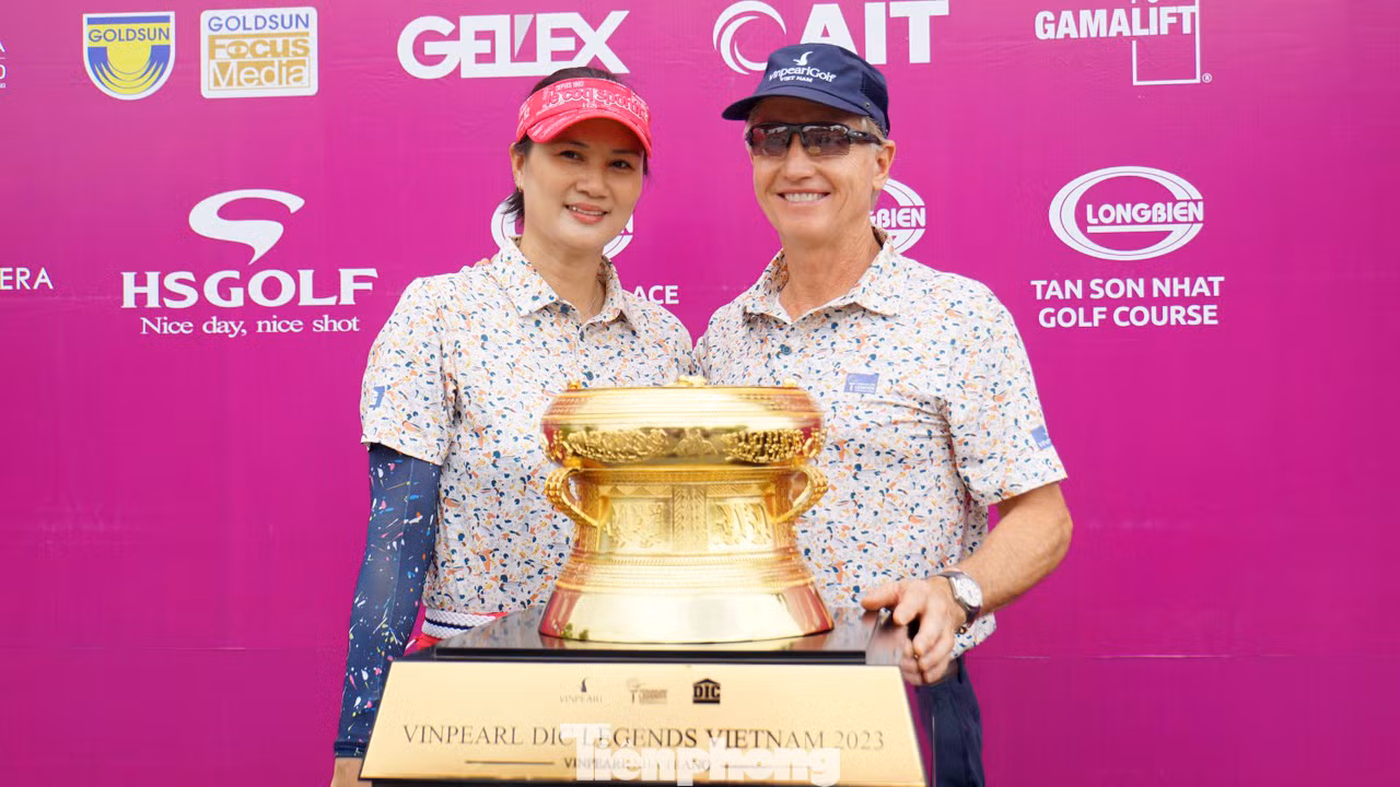 Một huyền thoại golf thế giới chụp ảnh cùng chiếc cup Vinpearl DIC Legends Việt Nam 2023.