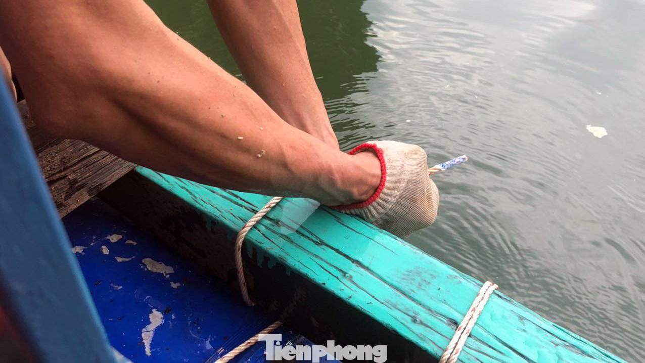 Ở các ô lồng đóng bằng gỗ và thùng phuy nhựa, ngư dân cũng cơ bản hoàn tất gia cố bằng bao cát, dây thừng.