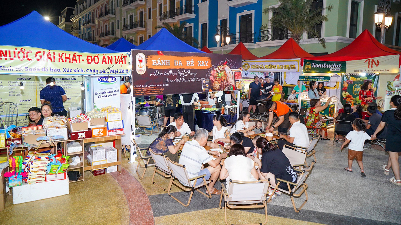 Cũng trong dịp này, quận Đồ Sơn tổ chức Lễ hội bia và ẩm thực với 120 gian hàng ẩm thực là đặc sản các vùng miền trên cả nước phục vụ du khách thập phương. Lễ hội đem đến cho du khách những trải nghiệm mới lạ.