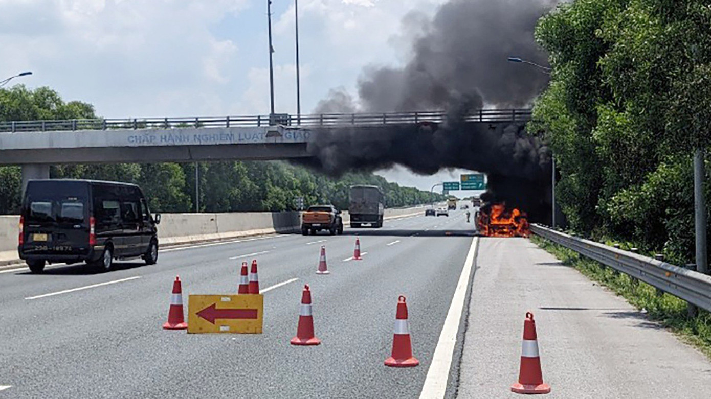 Hiện trường vụ hỏa hoạn trên cao tốc Hà Nội - Hải Phòng.