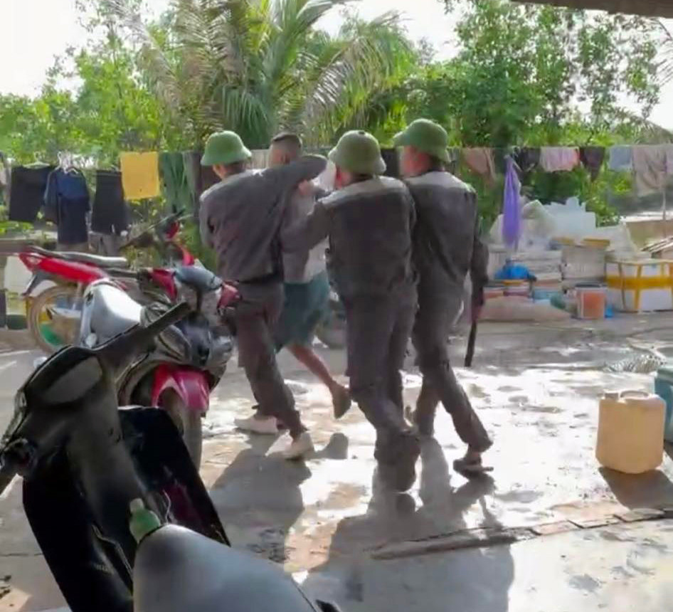 Người dân, lao động bị nhóm đối tượng "cưỡng chế" ra khỏi đầm nuôi tôm. Người dân, lao động bị nhóm đối tượng "cưỡng chế" ra khỏi đầm nuôi tôm.