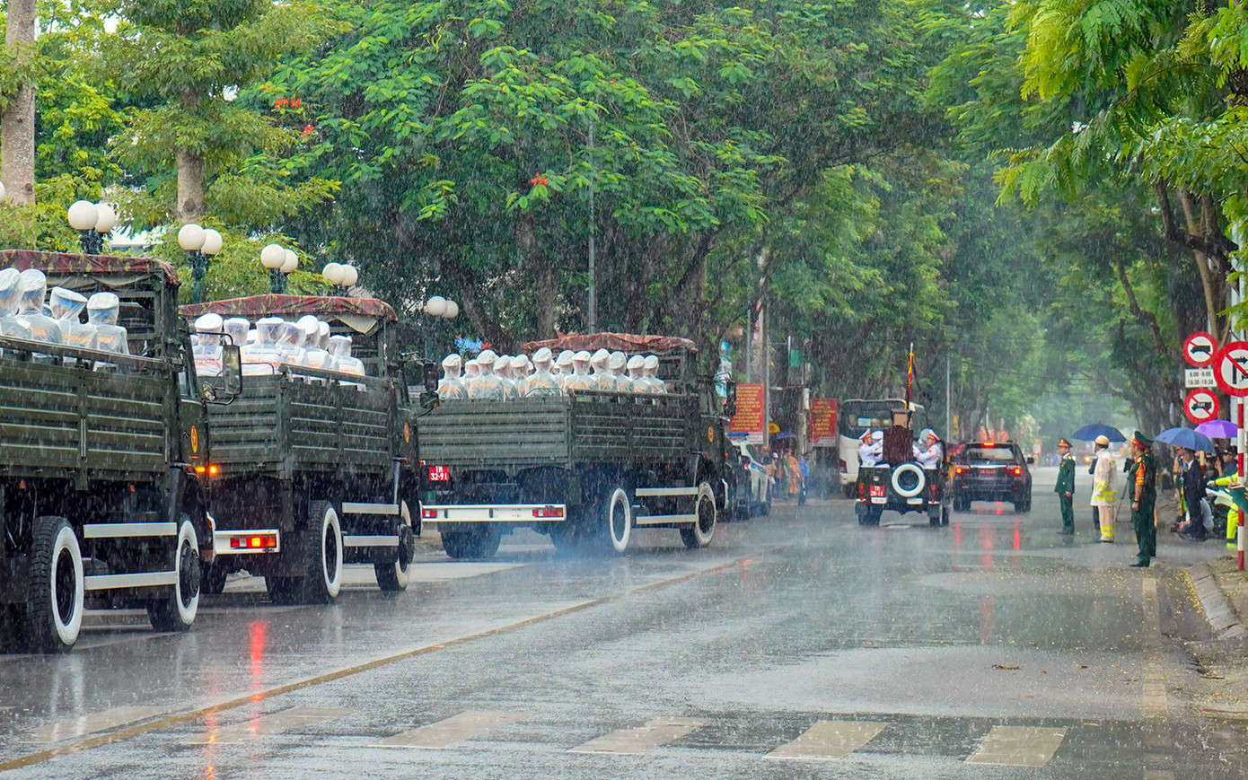 Trong cơn mưa nặng hạt tại TP Hải Phòng, hàng nghìn người dân thành phố Cảng thương tiếc, tiễn biệt Phó Thủ tướng Lê Văn Thành, nguyên Bí thư Thành ủy Hải Phòng, về nơi an nghỉ cuối cùng.