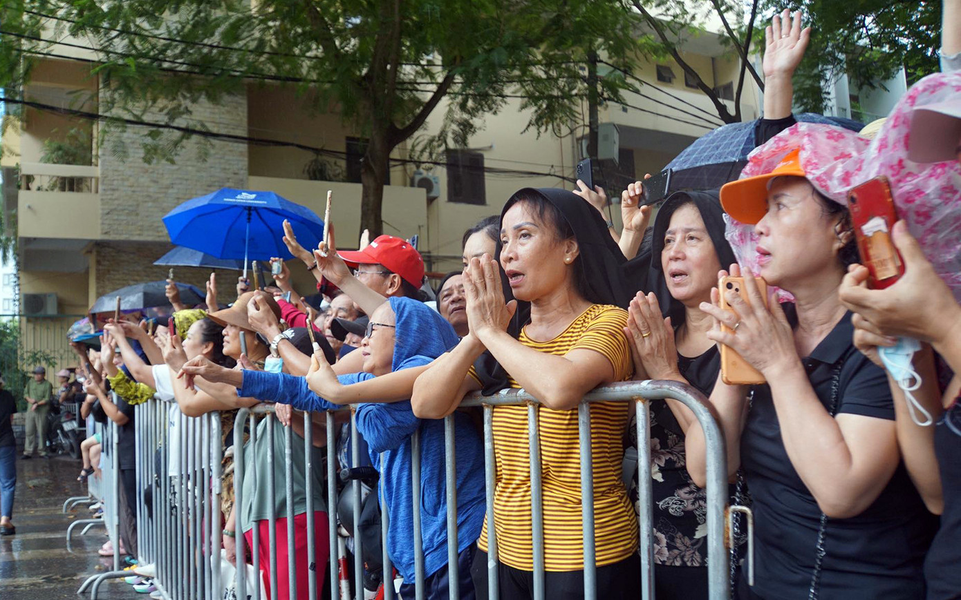 Dọc các tuyến phố Hoàng Diệu - Minh Khai, Lê Thánh Tông - Nguyễn Trãi - Lê Hồng Phong... hàng nghìn người dân đội mưa tiễn biệt Phó Thủ tướng Lê Văn Thành, người con ưu tú của thành phố Cảng.