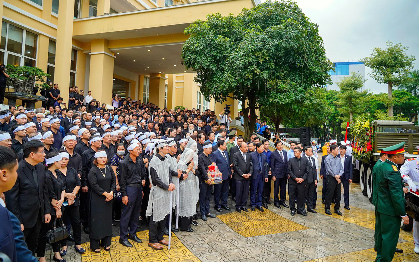 Các lãnh đạo, nguyên lãnh đạo Đảng, Nhà nước và gia quyến tiễn đưa Phó Thủ tướng Lê Văn Thành.