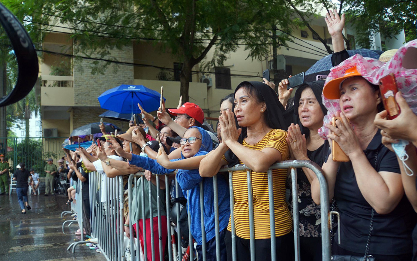 Người dân thành phố Hải Phòng đội mưa tiễn biệt Phó Thủ tướng Lê Văn Thành, nguyên Bí thư Thành ủy Hải Phòng.